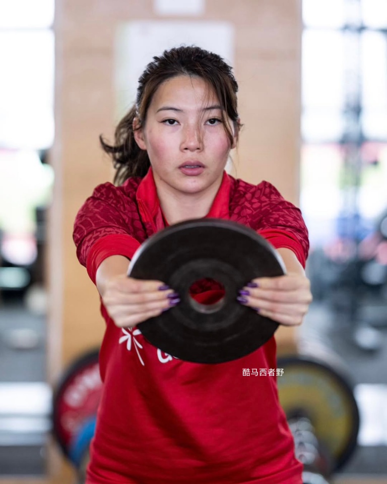 当队友在场上分组对抗的时候，沈梦露在健身房里挥汗如雨，对于沈梦露来说现在就是按计