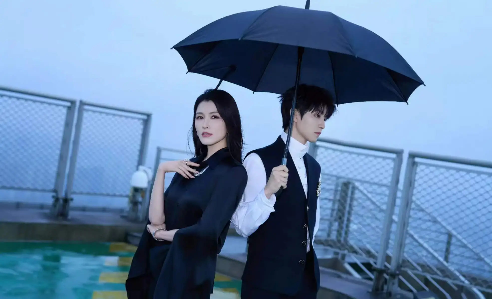 王俊凯为徐洁儿暖心送考《乘风2026》 两人天台同框姿态酷飒