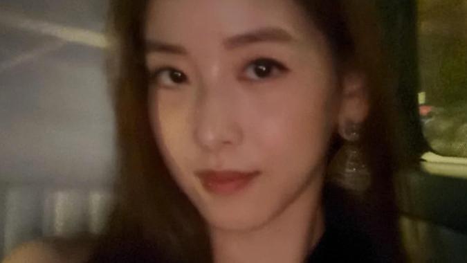 章泽天INS晒新照：黑色V领连体衣显干练，妆容精致好优雅！