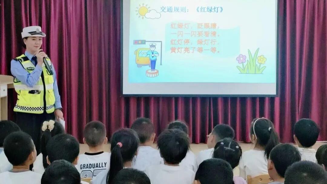 荆门市掇刀石街道闸北社区开展文明交通宣传活动