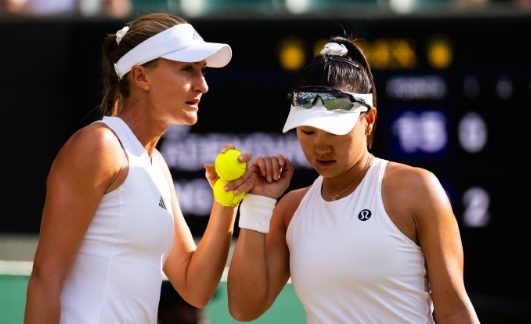 温网2026女双半决赛，10号种子郭涵煜/穆拉德诺维奇以7-6(5) 6-4击败