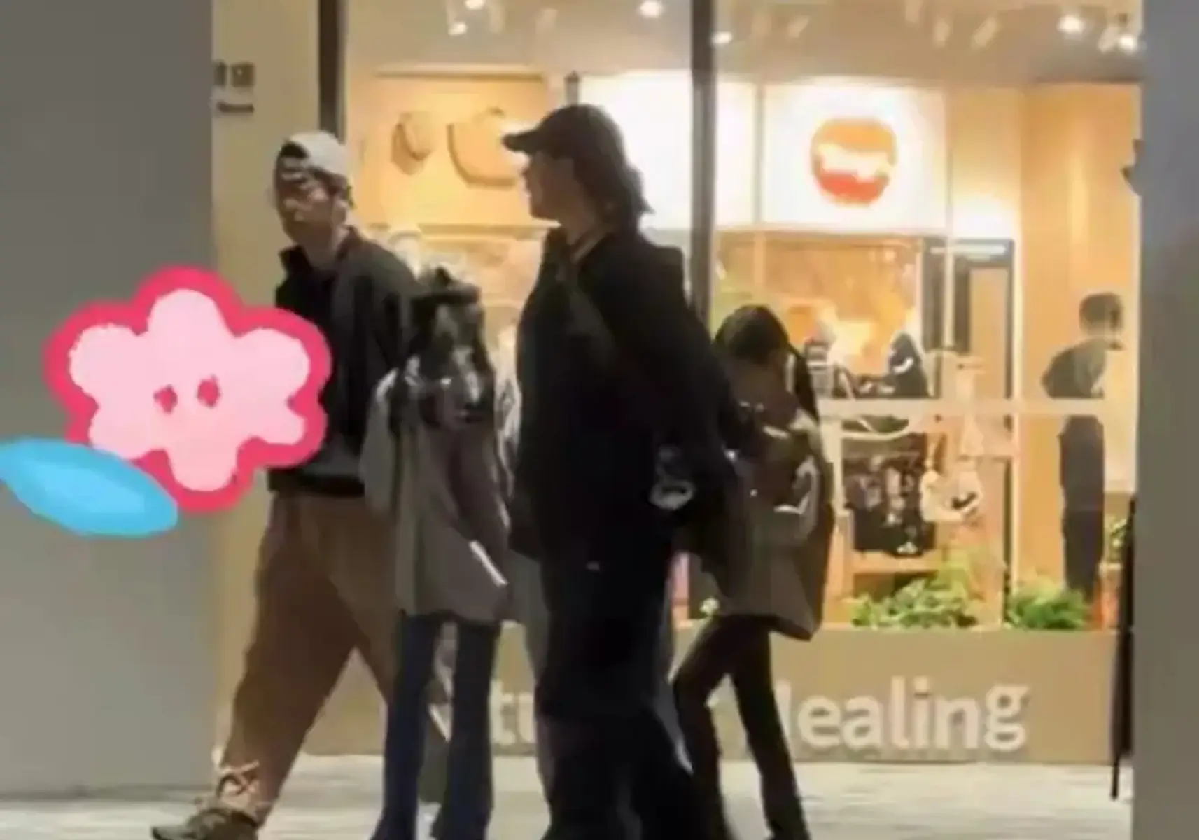 朱亚文携妻女逛乐园画面温馨 两个女儿个子高挑长腿抢镜