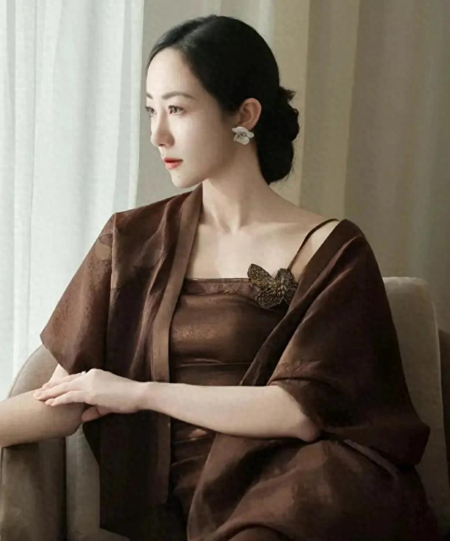 韩雪梳气质头发
身穿一袭啦色吊带裙搭披肩，尽显端庄优雅范儿