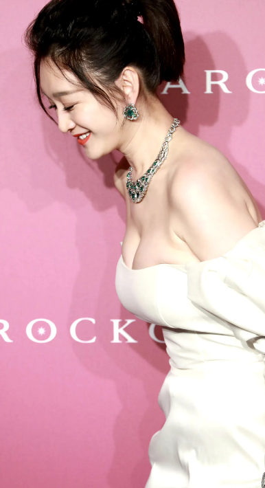 直观感受李小冉身材有多好，又高又瘦，皮肤白皙紧致，扬唇微笑，美得让人移不开眼