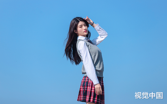 平安夜我被赶到阳台，家人说“凉快”。午夜规则降临：不在自己卧室的人，会被“它”吃掉。