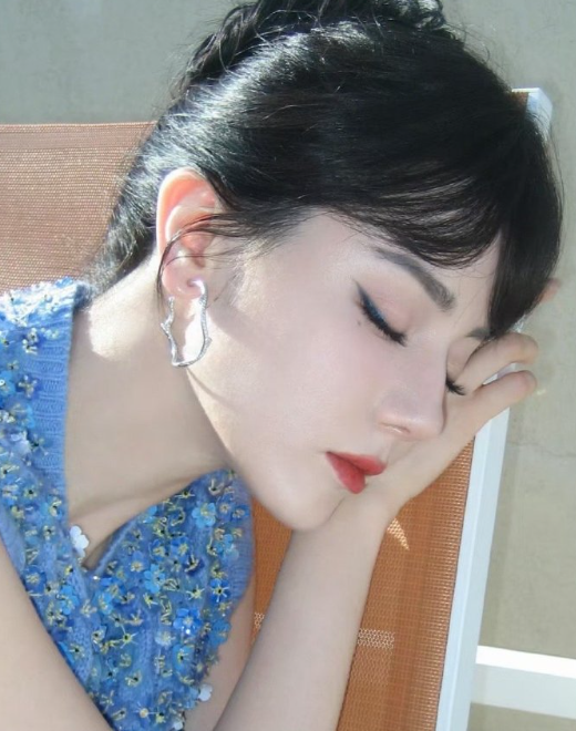 云与光铺展成大地的模样