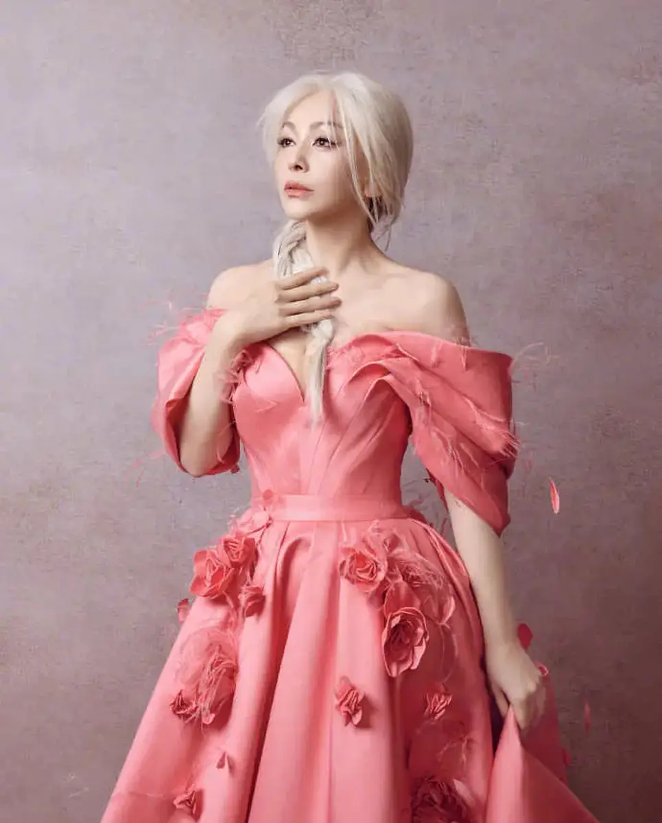 这竟然是55岁的雪姨！王琳晒美照一头银发抢镜