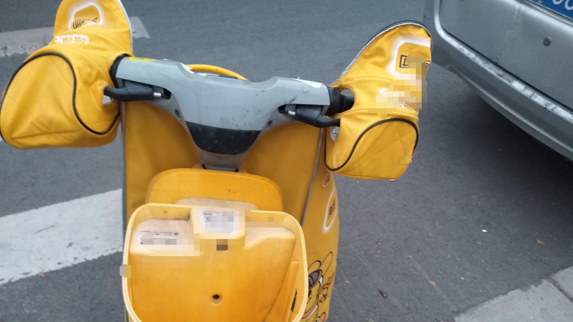 寒冬里的温暖"铠甲"：郑州共享电车加装防寒装备走红网络