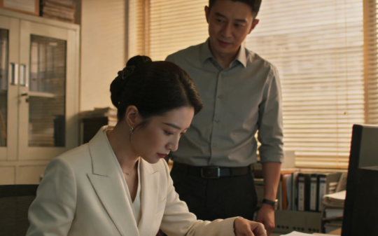 女助理在饭局上被灌酒欺辱，我挺身而出怒怼客户，放弃千万项目，第二天首富竟召见我：女儿夸你很不错…