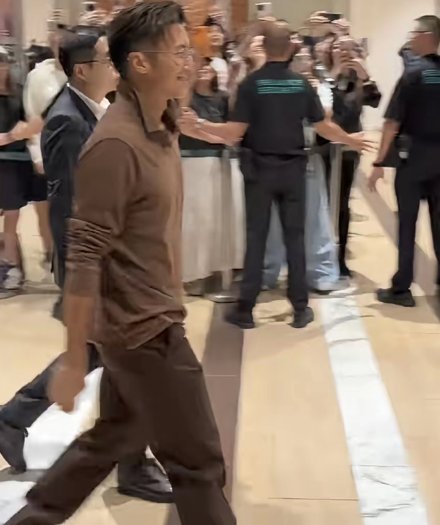 谢霆锋出席活动
身穿咖色长袖体恤，下搭黑色裤子，身材板正，又高又瘦！
镜头下的谢