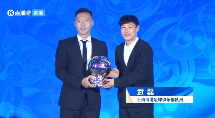 “中国球王”给吴曦颁发金球奖，这操作可以。
2025中国金球奖得主终于出炉，上海