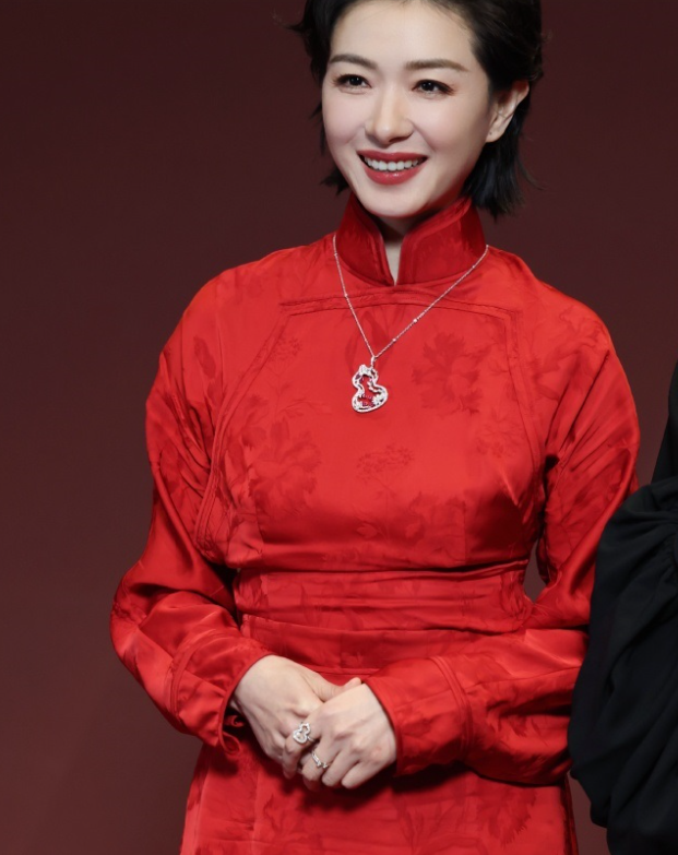 万茜在出席时尚活动的时候穿了一身中式服装看上去特别的靓丽真的是太美了
她本人有种