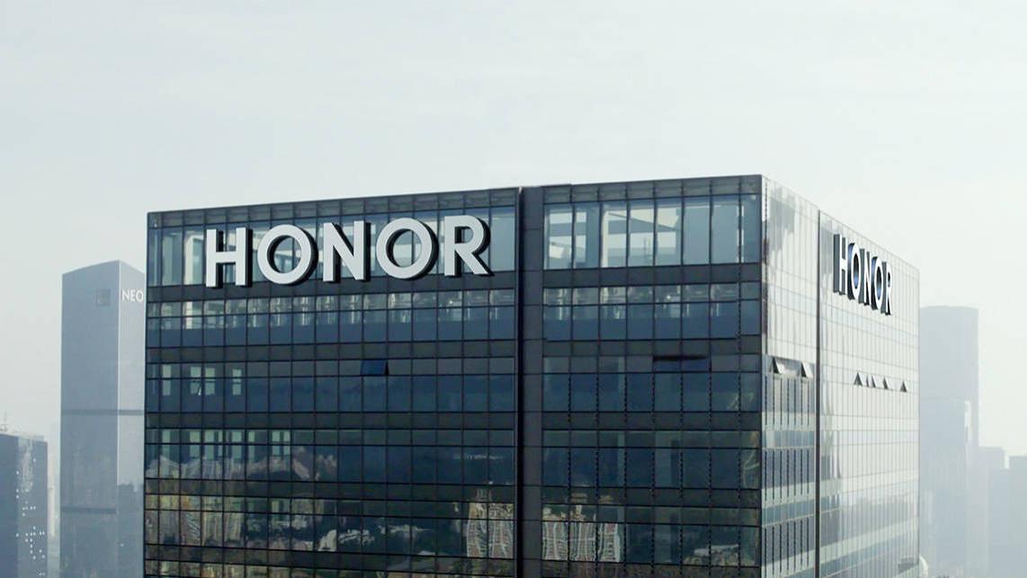 荣耀手机被质疑抄袭iPhone三摄像头一个是假的，荣耀客服逆天回应