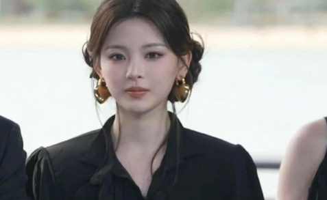 央视镜头下的杨超越美翻了，感觉这个装扮好适合她 ​​​