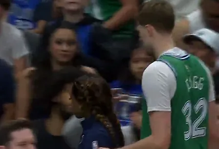 NBA常规赛，独行侠主场迎战公牛的比赛

比赛的第二节，弗拉格争抢篮板落地崴伤脚