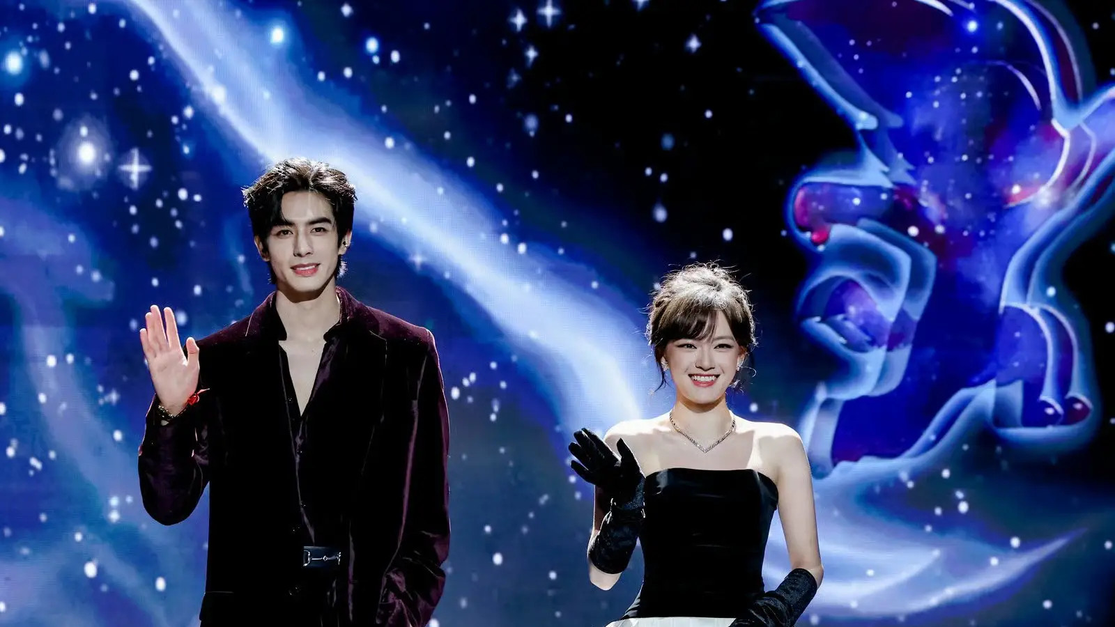 宋威龙文淇红毯“特工”变“小学鸡”，真实感互动引全网热议