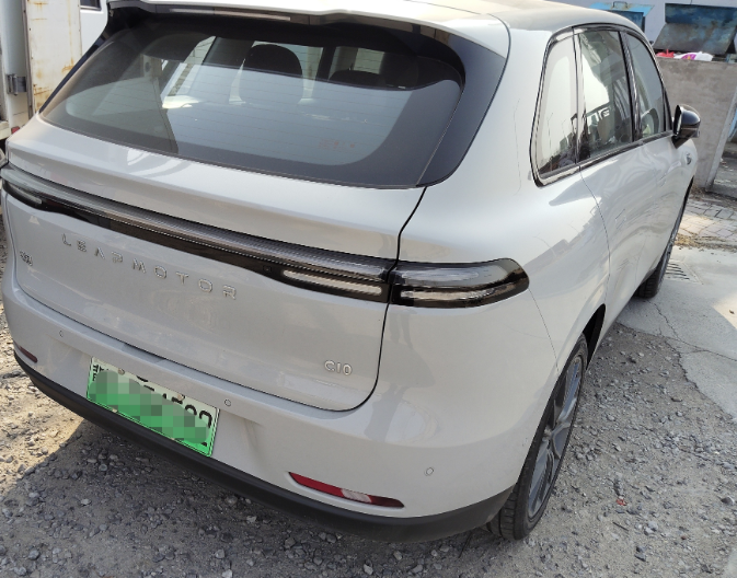 最近马路上浅色系车真的变多了，灰色、浅米色看着干净又清爽，比亚迪、吉利这些主流车