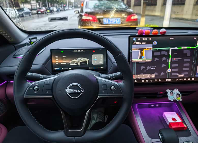 看见天籁就很想掏出手机拍照
选来选去 最后还是看中天籁 最喜欢的点就是音响 鸿蒙