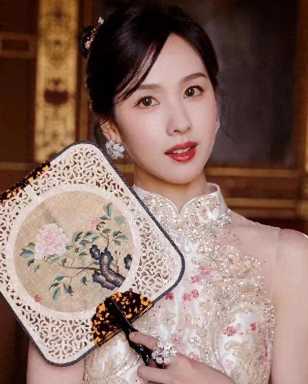 陈都灵身穿钉珠款旗袍连衣裙
古典美人韵味瞬间来袭