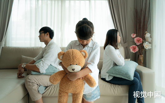 离异男为女儿上学买下法拍房，装修时屋顶掉落几千万现金，前妻闻讯上门勒索，他的一个决定救了全家性命