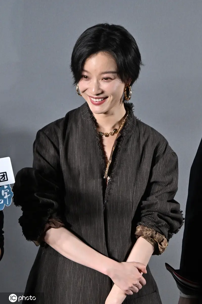 倪妮亮相新剧《隐身的名字》 宣传活动 利落齐耳短发造型飒爽干练