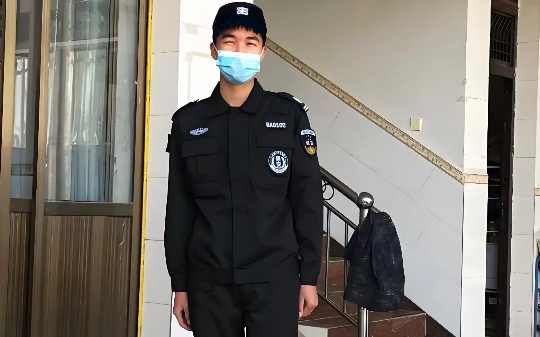 211大学毕业跑去当保安，被母校领导约谈，当事人：比送外卖赚得多