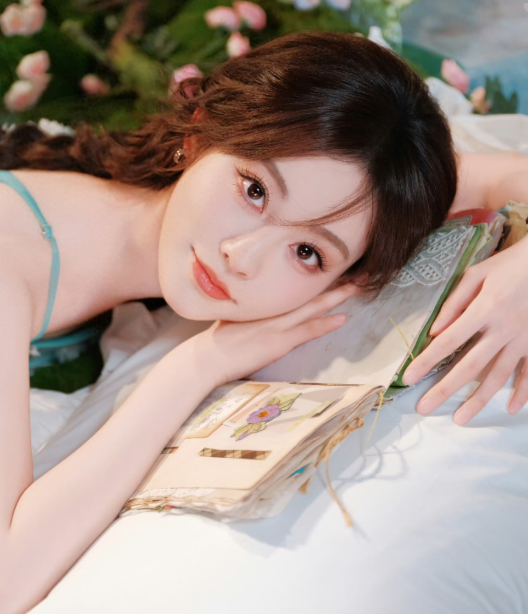 祝绪丹浅蓝抹胸连衣裙，美得像开了挂