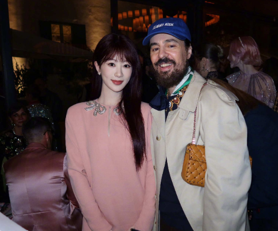 杨紫飞机落地报平安
在线分享这两天在罗马的日常，除了既定的工作行程外，杨紫还抽空