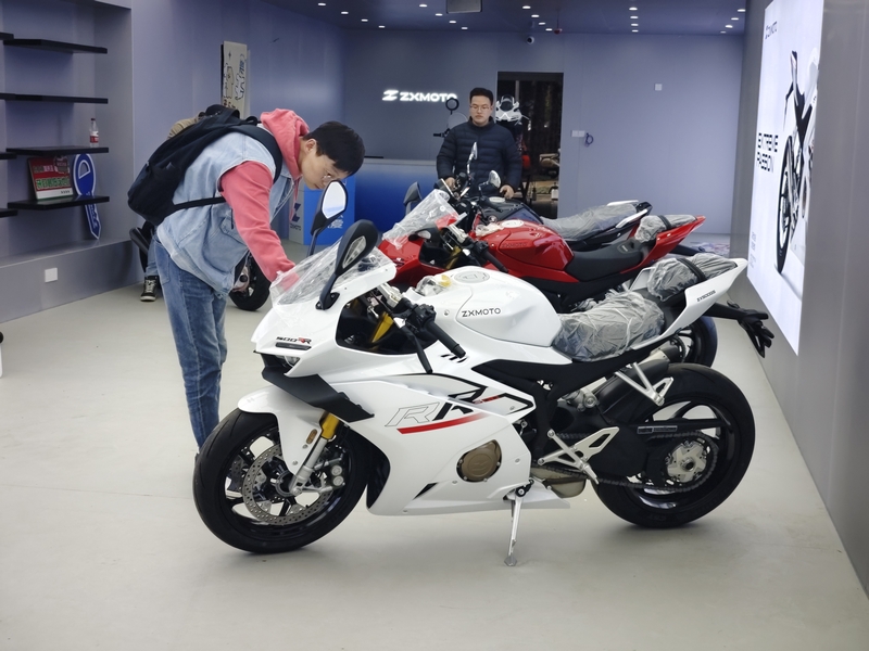 张雪机车在香港可是火得一塌糊涂！4月签约香港总代理后，旗舰车型820RR以8.2