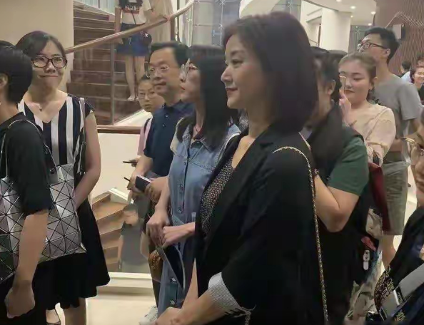 60岁宋祖英素颜白到发光
这状态真的绝了，真是让人羡慕嫉妒恨
照片里她没化妆，素