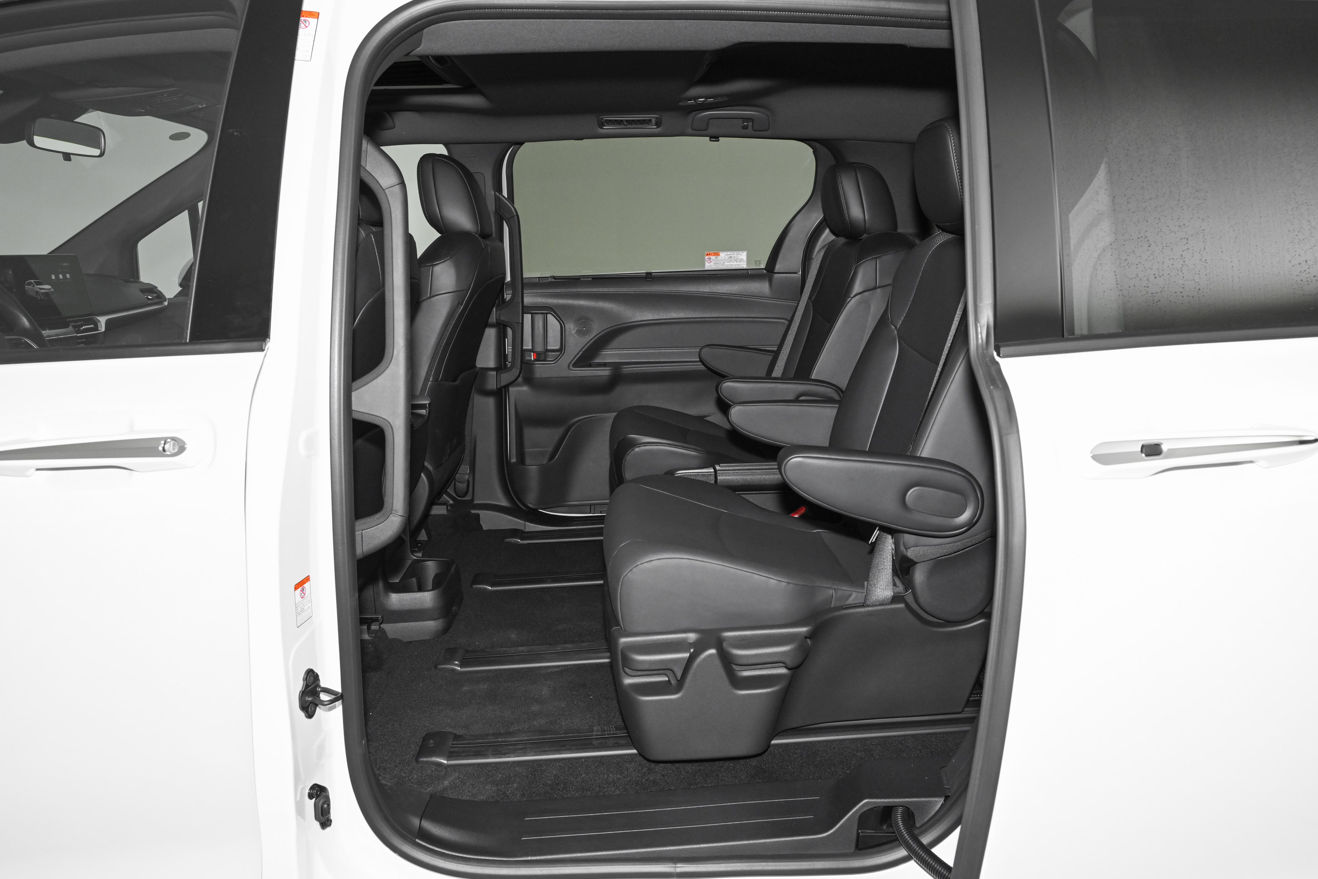 格瑞维亚和赛那基本一样，就是外观套件不同。格瑞维亚的运动版看着更年轻，不像赛那那