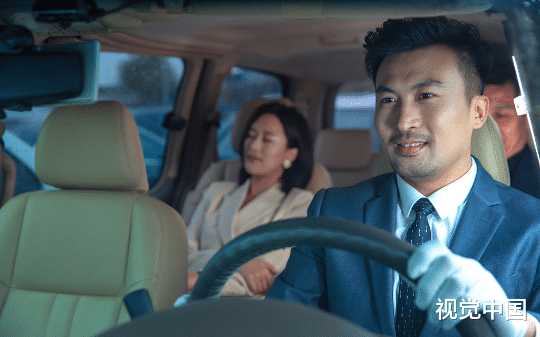 给局长开了八年车，老周在后备箱见过各种‘土特产’，但从没想过，会在座椅缝隙里摸到一个还在闪灯的录音笔