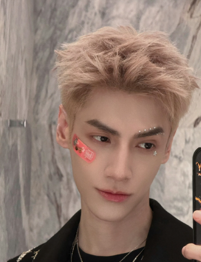 罗云熙咖位好稳定啊，一路走下来全部单人一番大C，看的出来lsf确实一点番位的苦都