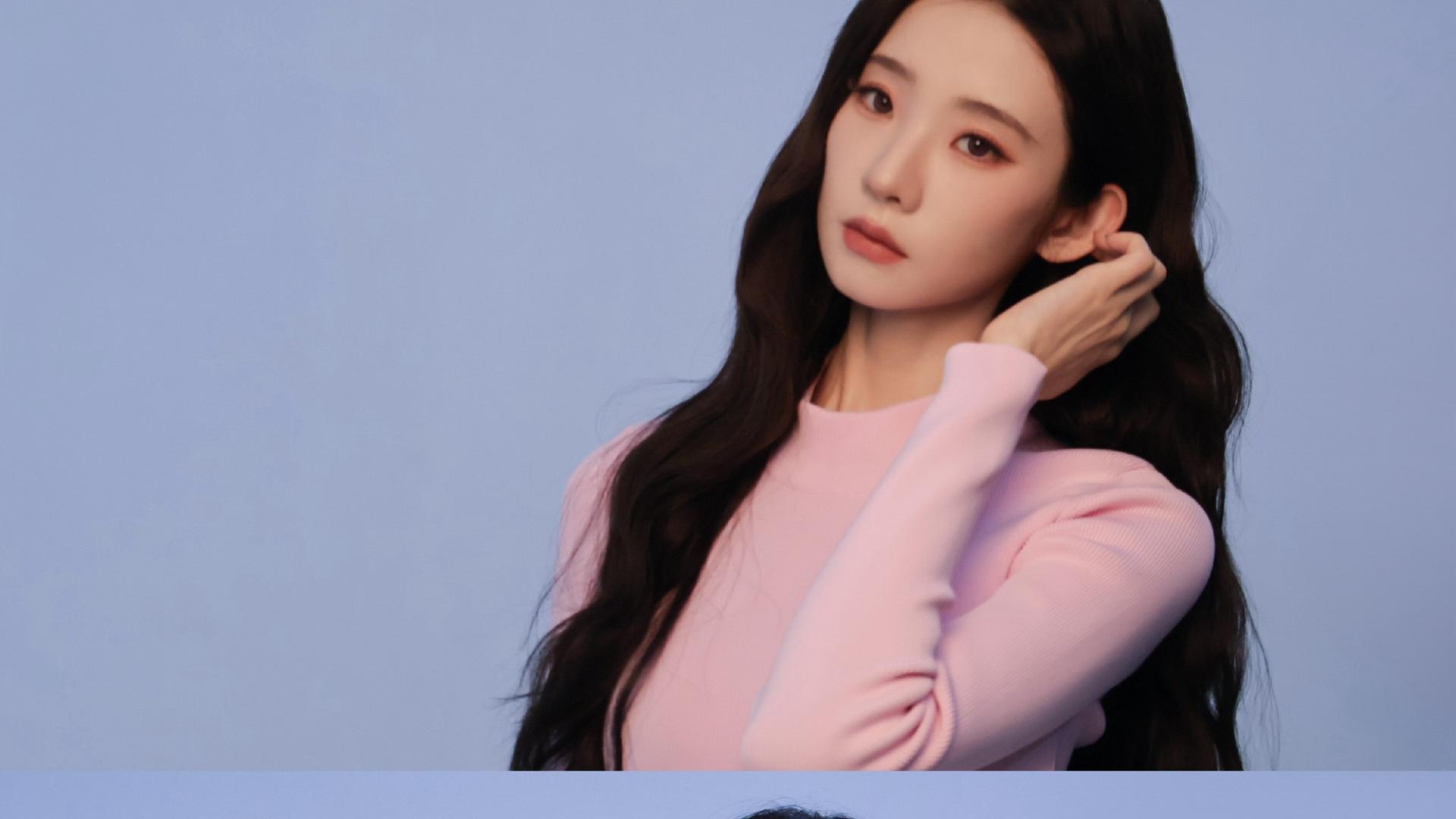 张艺凡是粉调针织裹住的温柔，是奶白裙角藏着的松弛