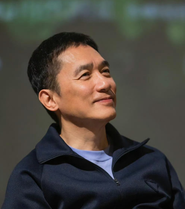 影帝梁朝伟冲上了高位热搜
不是因为刘嘉玲，而是他亲口承认每部电影对自己都很重要，