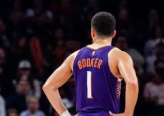 太阳主帅乔丹-奥特在今日接受了采访，谈到德文-布克（右侧髋部拉伤）伤势情况。
奥