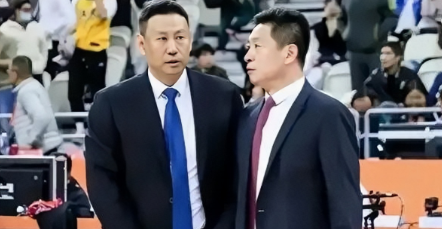 李楠“假球”后首次公开露面，北京男篮大胜山东。CBA常规赛，北京男篮客场挑战山东