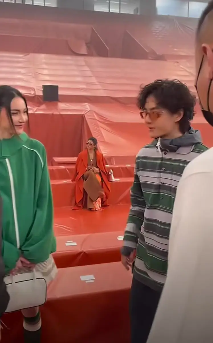 王一博与泰国女星Mai同框看秀 二人绿系穿搭清新吸睛