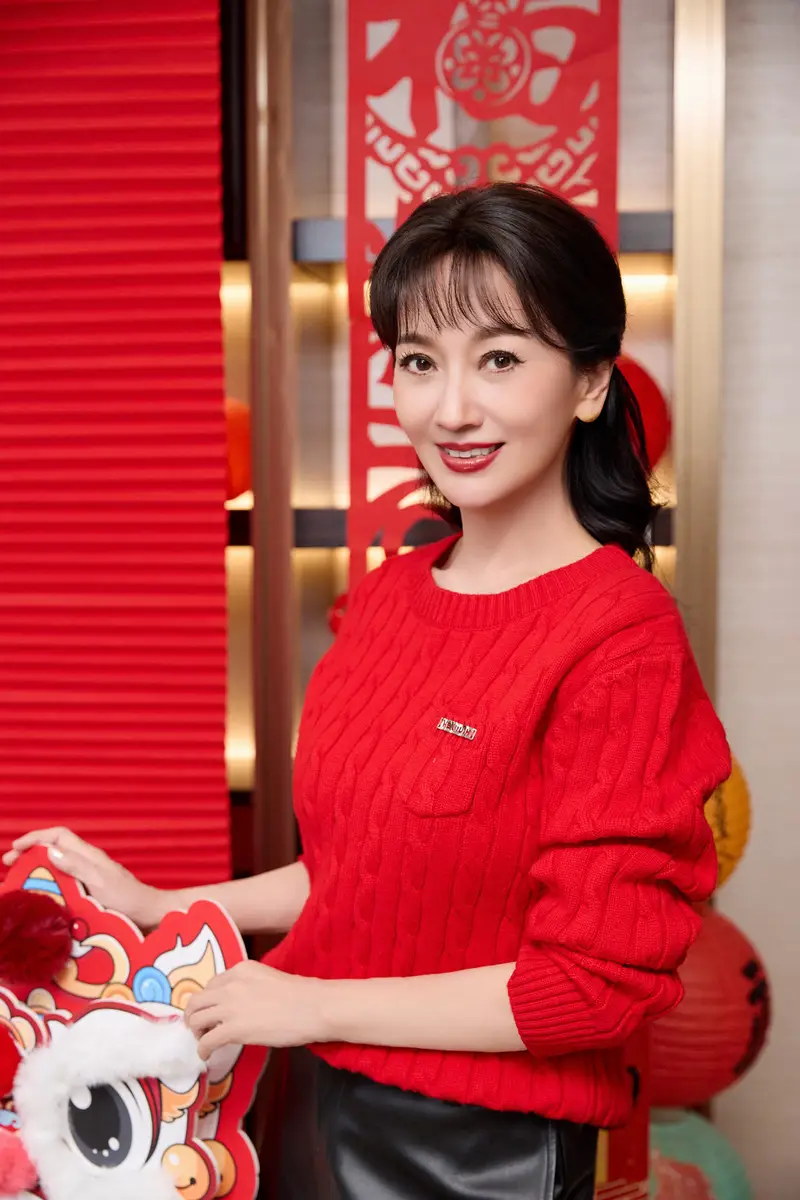 赵雅芝三八妇女节更新营业美照！穿亮红色毛衣明艳动人