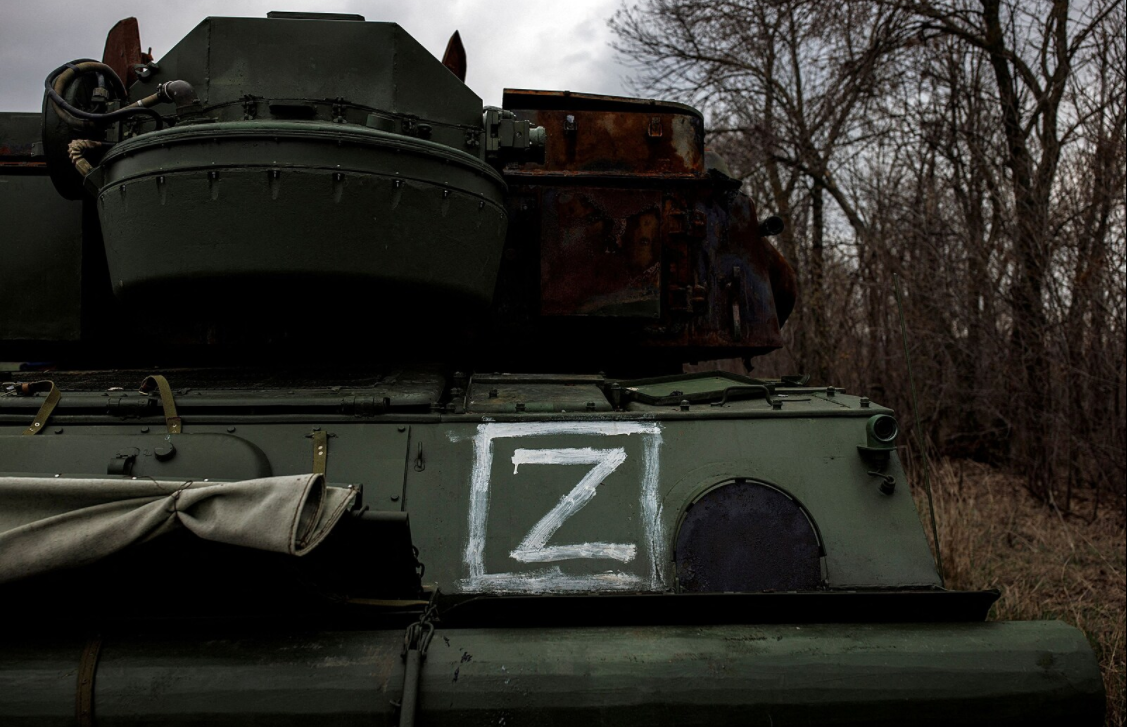 2022 年 4 月 14 日，在被摧毁的俄罗斯防空系统ZSU上可以看到符号“Z