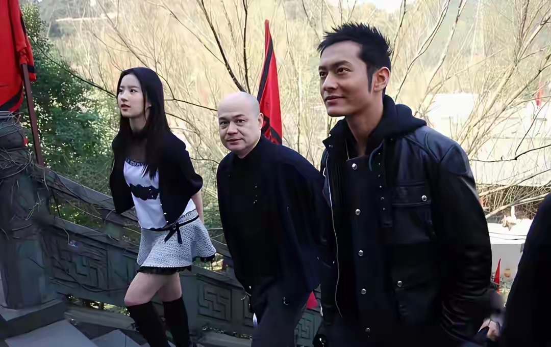 17岁的刘亦菲，在《神雕》片场美到封神！那时的她真是美的不可方物！

长发又黑又