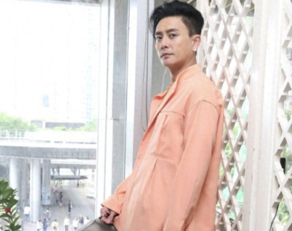 香港艺人黄宗泽在香港被称为超级笋盘，即是条件极好的单身男性。不过这个超级笋盘如今