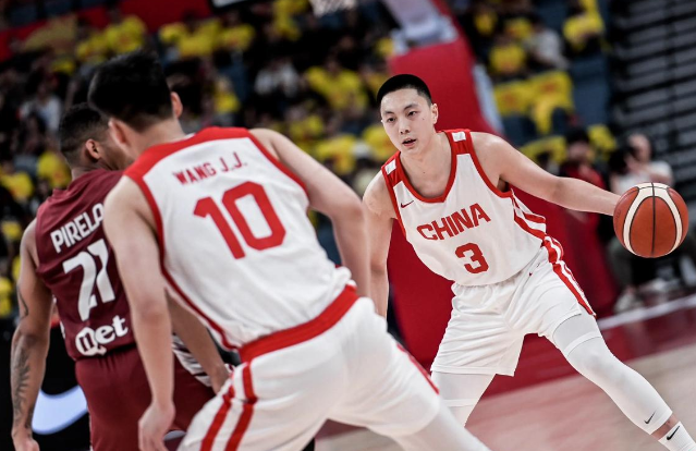 日本U18男篮后卫的运球，协调性确实好，甚至比咱们成年队的胡明轩还要扎实很多！