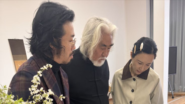 75岁张纪中携妻访友，杜星霖这回的穿搭，网友看了直摇头