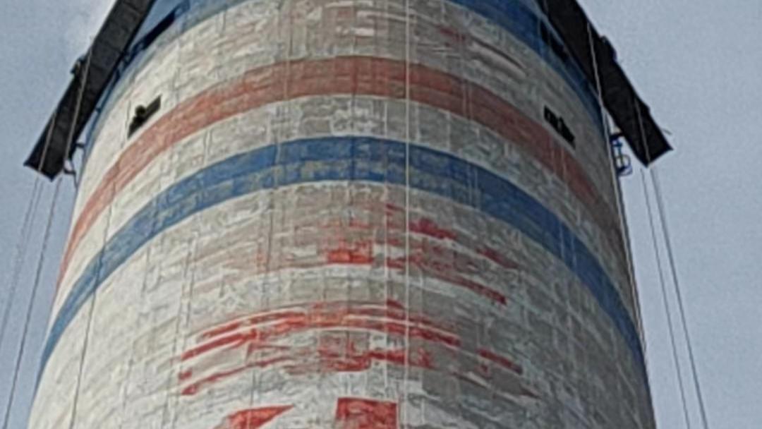 水泥烟囱外壁大字刷漆工程顺利竣工