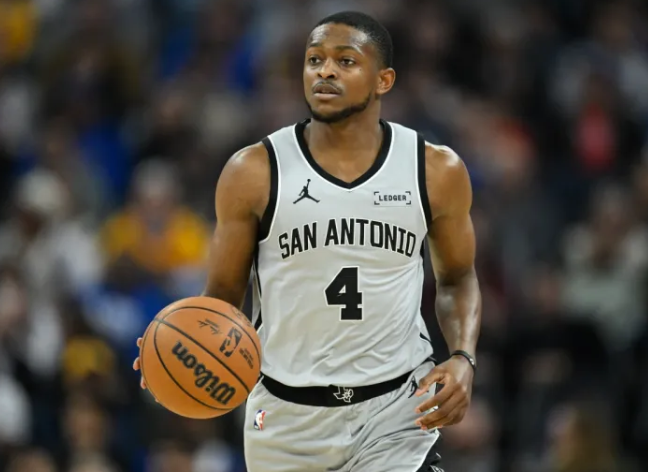 NBA评论员里克-布彻和前NBA球员布兰登-海伍德在一档节目中谈到了马刺主教练米