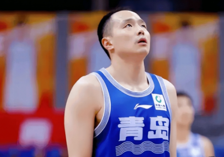 王奕博拿顶薪归根结底还是中国篮球的悲哀。在青岛不敌广东的赛后，王奕博也是被球迷骂