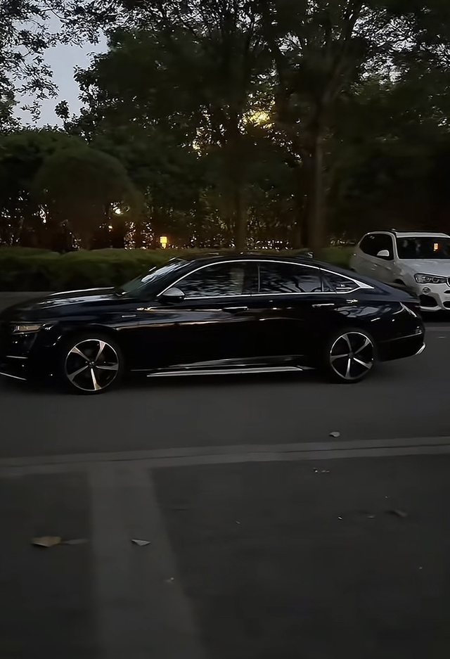 因为雅阁帅
在我的眼里雅阁是一款外观运动设计的风格 就在路上看着就很帅很酷 所以