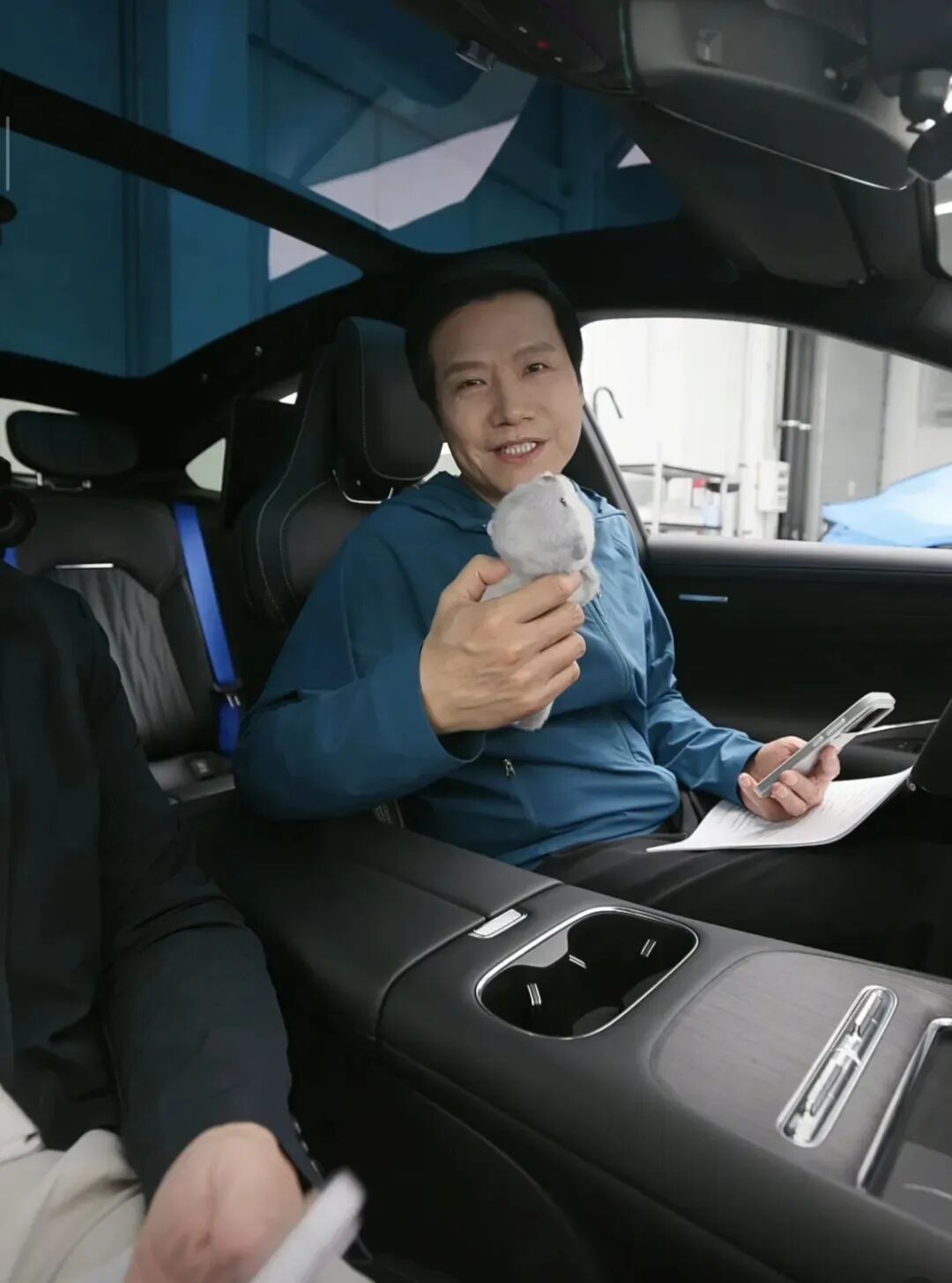 新一代小米SU7拆车直播，可以说是雷军给用户上的一堂“汽车安全公开课”。它的核心