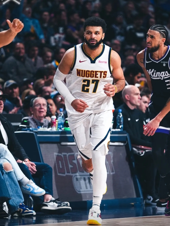 这几场布朗越打越好了 帮穆雷分担了不小持球压力。说说我对布朗 换威少看法
一个队